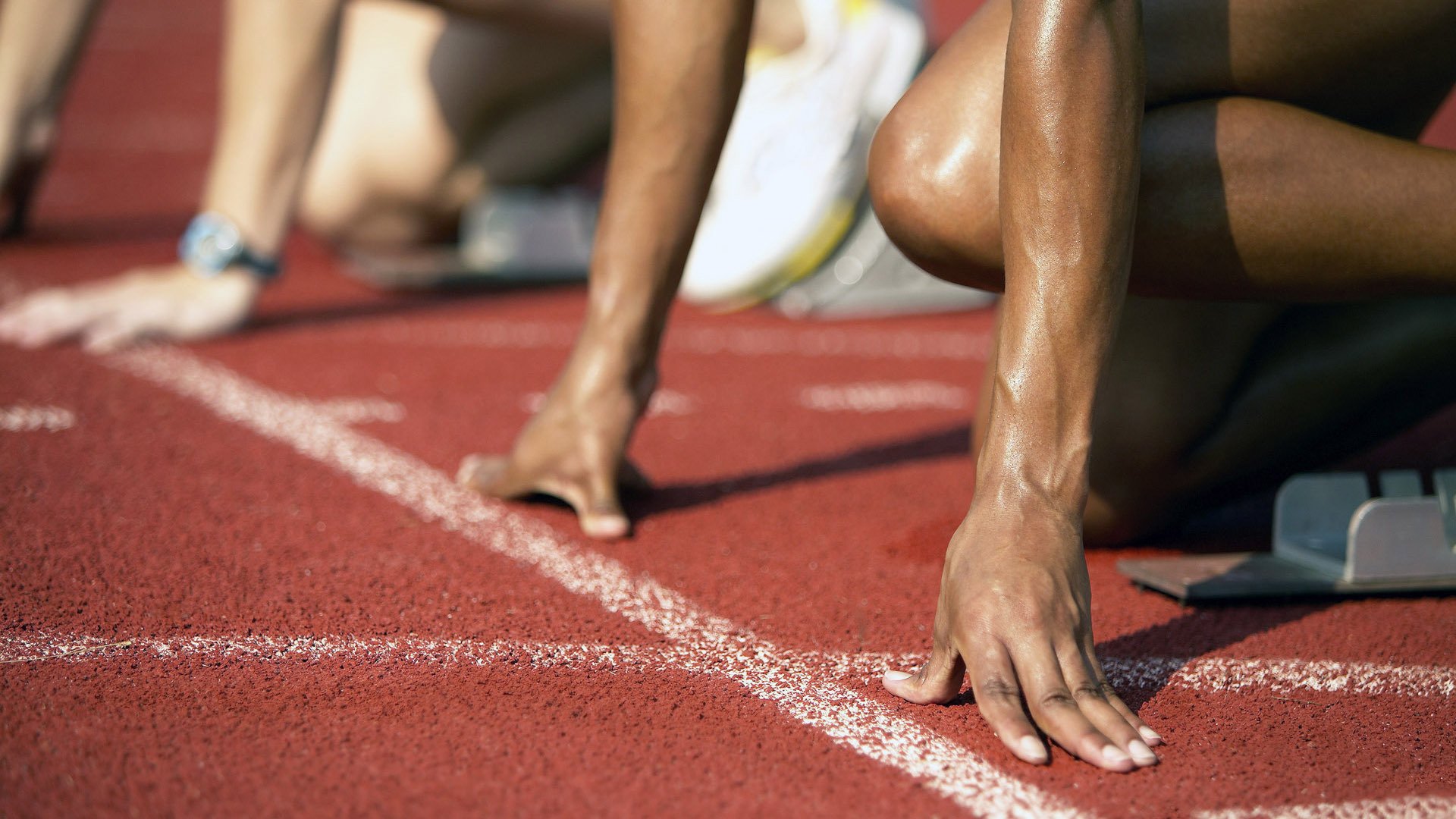 简:凭借敏捷的移动和精准的传球,快速助攻全黑队进攻